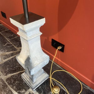 Lampe à poser "Colonne balustrade" en terre cuite, abat-jour en soie Ashoka Silk, travail artisanal