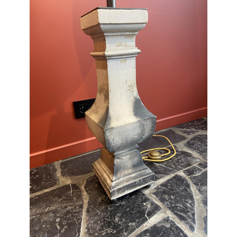 Lampe à poser "Colonne balustrade" en terre cuite, abat-jour en soie Ashoka Silk, travail artisanal