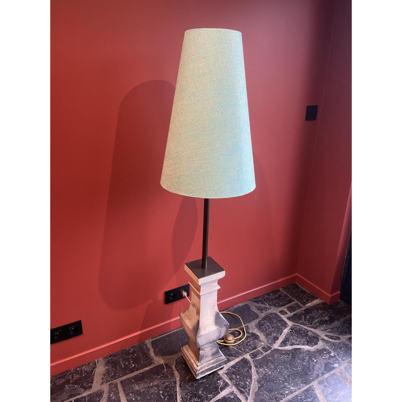 Lampe à poser "Colonne balustrade" en terre cuite, abat-jour en soie Ashoka Silk, travail artisanal