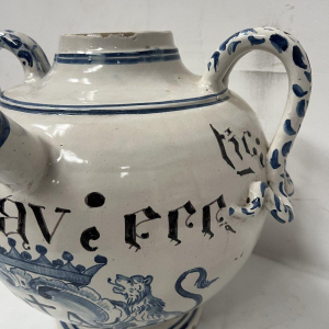 Blauw-witte aardewerken vaas met handvatten, 19e eeuw