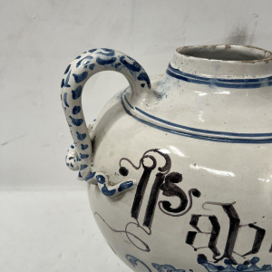 Vase à anses en faïence blanc bleu, XIXᵉ siècle