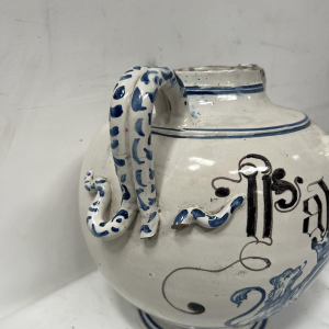 Blauw-witte aardewerken vaas met handvatten, 19e eeuw