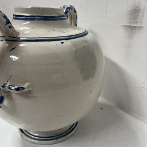 Blauw-witte aardewerken vaas met handvatten, 19e eeuw