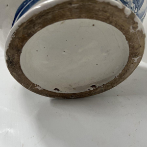 Blauw-witte aardewerken vaas met handvatten, 19e eeuw