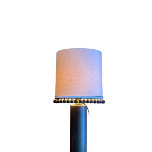 Lampe "bouillotte" en cuivre et abat-jour en soie Ashoka Silk, pompons de chez HOULES