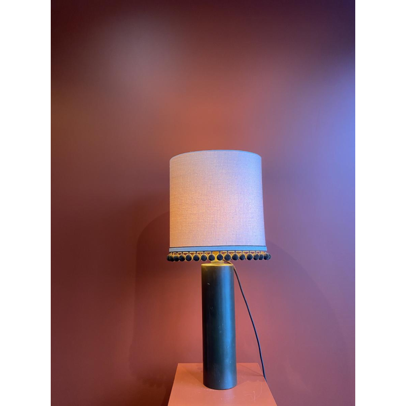 Lampe "bouillotte" en cuivre et abat-jour en soie Ashoka Silk, pompons de chez HOULES