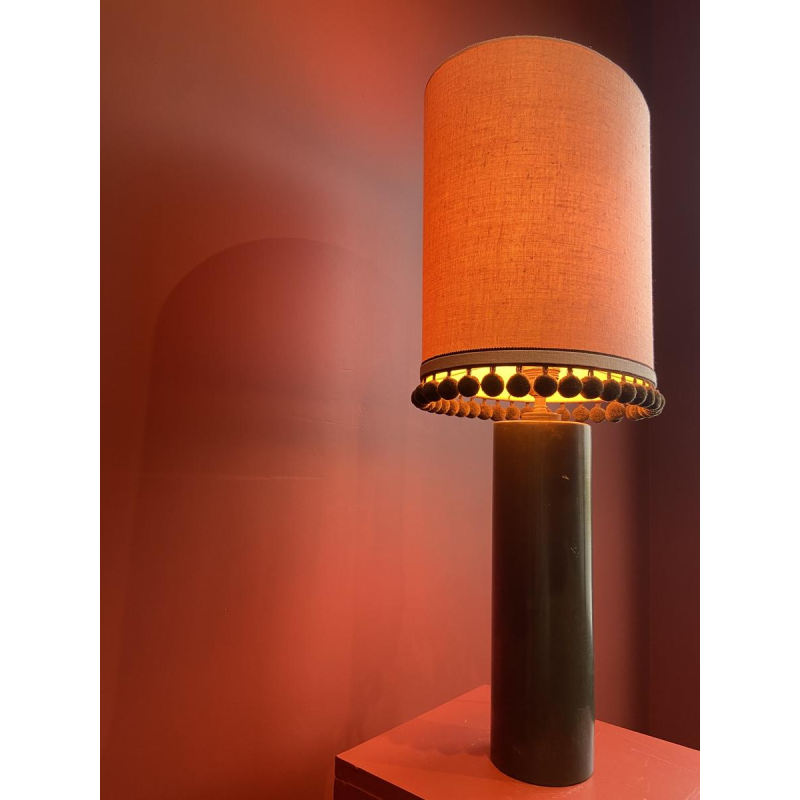 Lampe "bouillotte" en cuivre et abat-jour en soie Ashoka Silk, pompons de chez HOULES