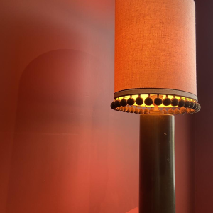 Koperen "warmwaterkruik"-lamp met Ashoka zijden lampenkap en kwastjes van HOULES