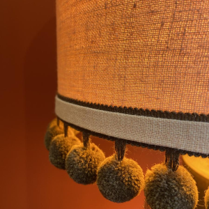 Lampe "bouillotte" en cuivre et abat-jour en soie Ashoka Silk, pompons de chez HOULES