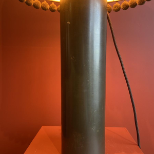 Koperen "warmwaterkruik"-lamp met Ashoka zijden lampenkap en kwastjes van HOULES