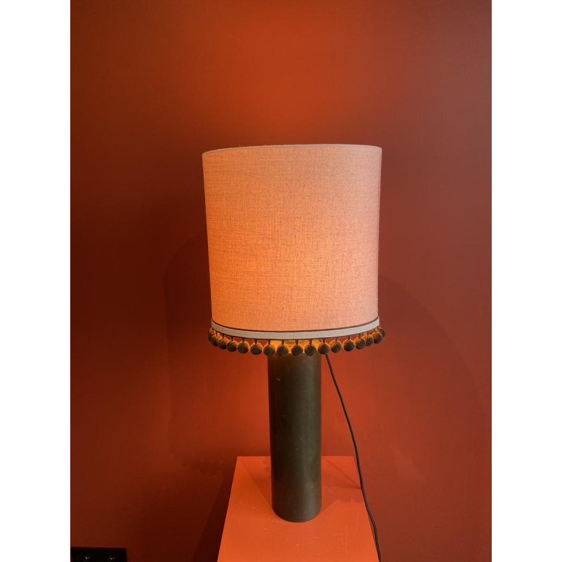 Lampe "bouillotte" en cuivre et abat-jour en soie Ashoka Silk, pompons de chez HOULES