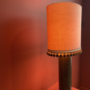 Koperen "warmwaterkruik"-lamp met Ashoka zijden lampenkap en kwastjes van HOULES