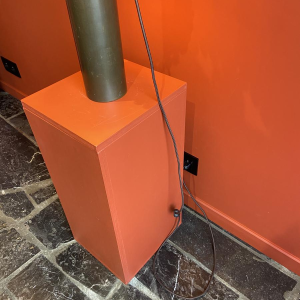 Koperen "warmwaterkruik"-lamp met Ashoka zijden lampenkap en kwastjes van HOULES