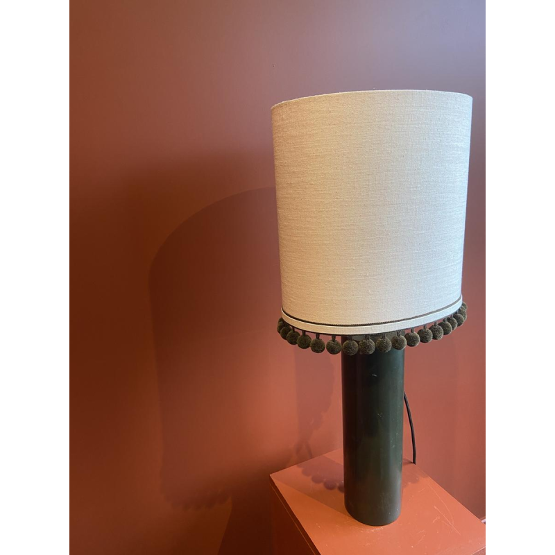 Koperen "warmwaterkruik"-lamp met Ashoka zijden lampenkap en kwastjes van HOULES