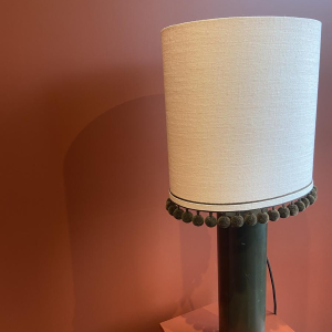 Koperen "warmwaterkruik"-lamp met Ashoka zijden lampenkap en kwastjes van HOULES