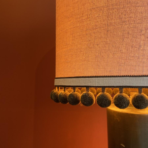 Koperen "warmwaterkruik"-lamp met Ashoka zijden lampenkap en kwastjes van HOULES