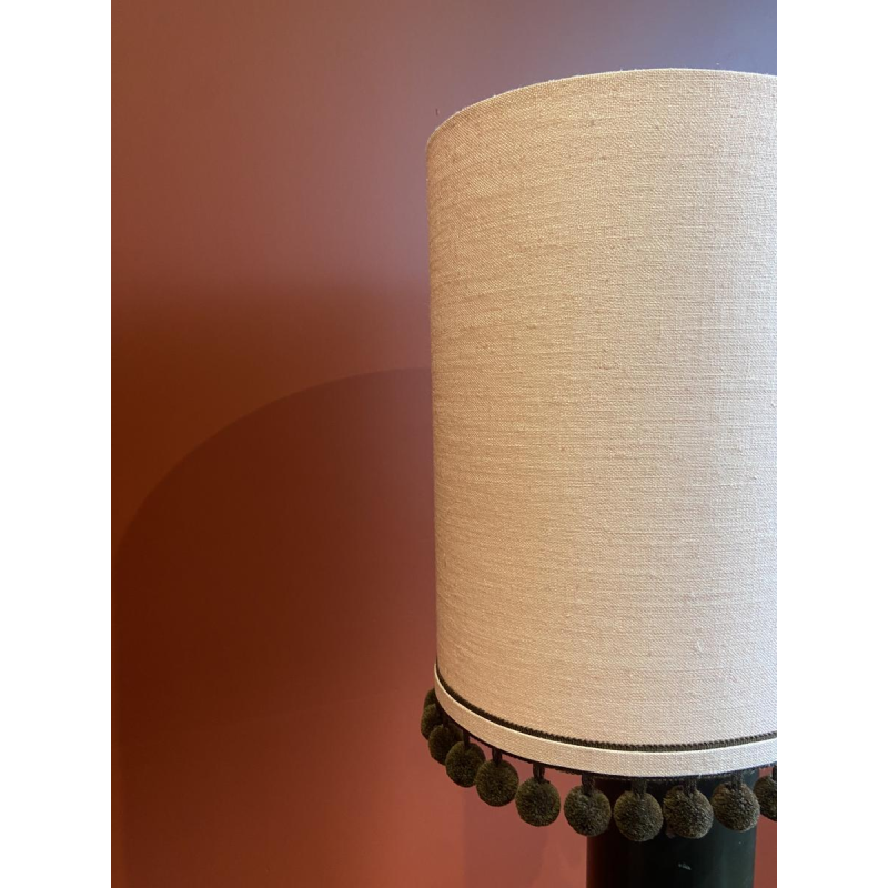 Lampe "bouillotte" en cuivre et abat-jour en soie Ashoka Silk, pompons de chez HOULES