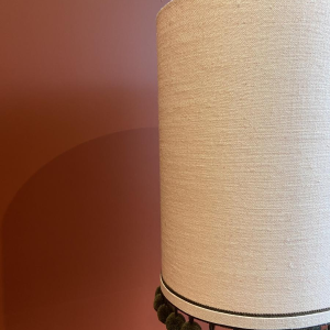 Koperen "warmwaterkruik"-lamp met Ashoka zijden lampenkap en kwastjes van HOULES