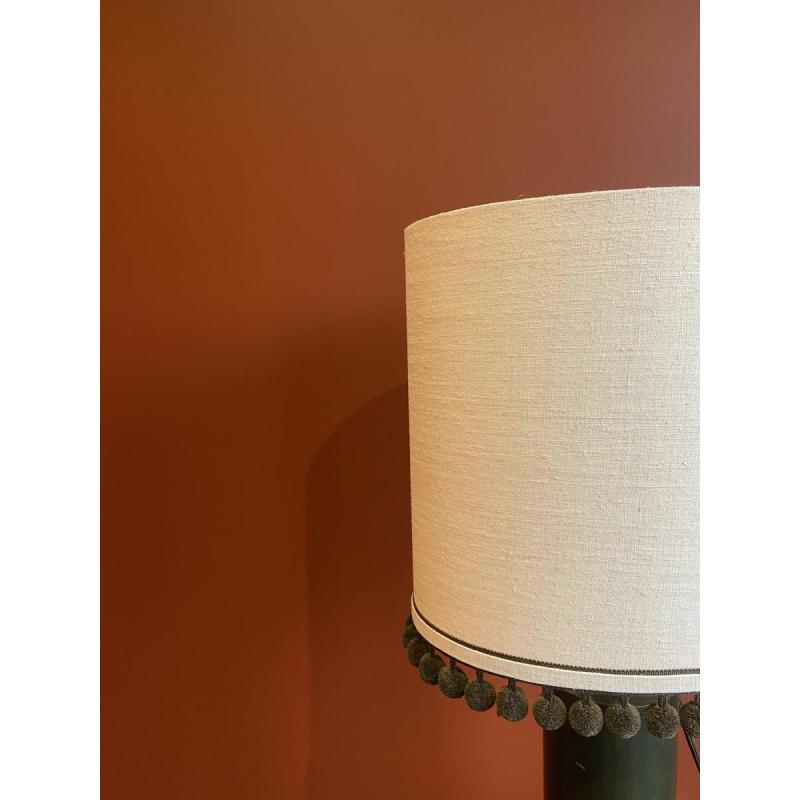Lampe "bouillotte" en cuivre et abat-jour en soie Ashoka Silk, pompons de chez HOULES