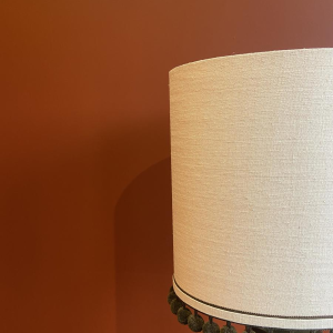 Koperen "warmwaterkruik"-lamp met Ashoka zijden lampenkap en kwastjes van HOULES