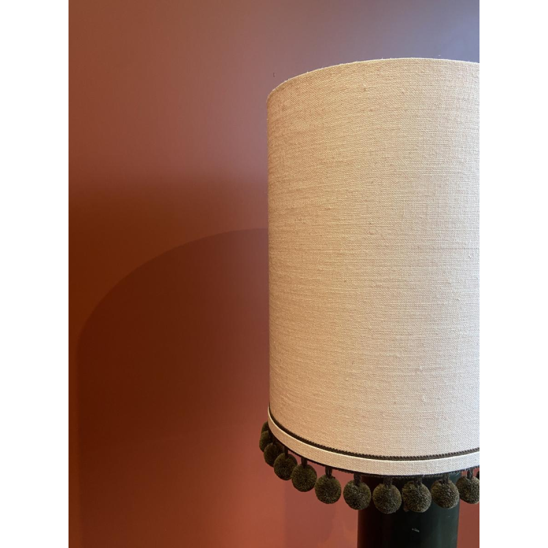 Koperen "warmwaterkruik"-lamp met Ashoka zijden lampenkap en kwastjes van HOULES