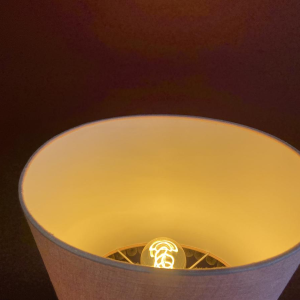 Koperen "warmwaterkruik"-lamp met Ashoka zijden lampenkap en kwastjes van HOULES