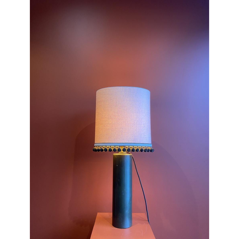 Koperen "warmwaterkruik"-lamp met Ashoka zijden lampenkap en kwastjes van HOULES