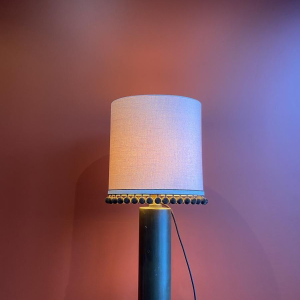 Lampe "bouillotte" en cuivre et abat-jour en soie Ashoka Silk, pompons de chez HOULES