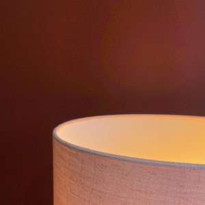 Koperen "warmwaterkruik"-lamp met Ashoka zijden lampenkap en kwastjes van HOULES