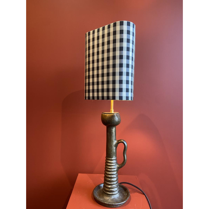 Bronzen tafellamp met een zwart-wit geblokte zijden lampenkap.