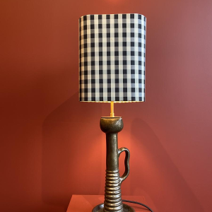 Lampe à poser en bronze, abat-jour en soie motifs carreaux blanc et noir