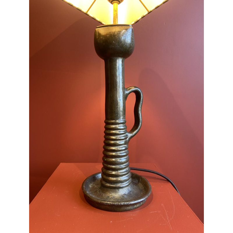 Bronzen tafellamp met een zwart-wit geblokte zijden lampenkap.