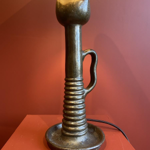 Bronzen tafellamp met een zwart-wit geblokte zijden lampenkap.