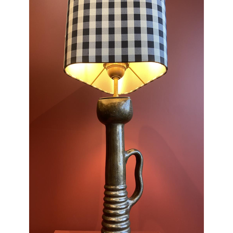 Bronzen tafellamp met een zwart-wit geblokte zijden lampenkap.