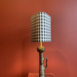Lampe à poser en bronze, abat-jour en soie motifs carreaux blanc et noir