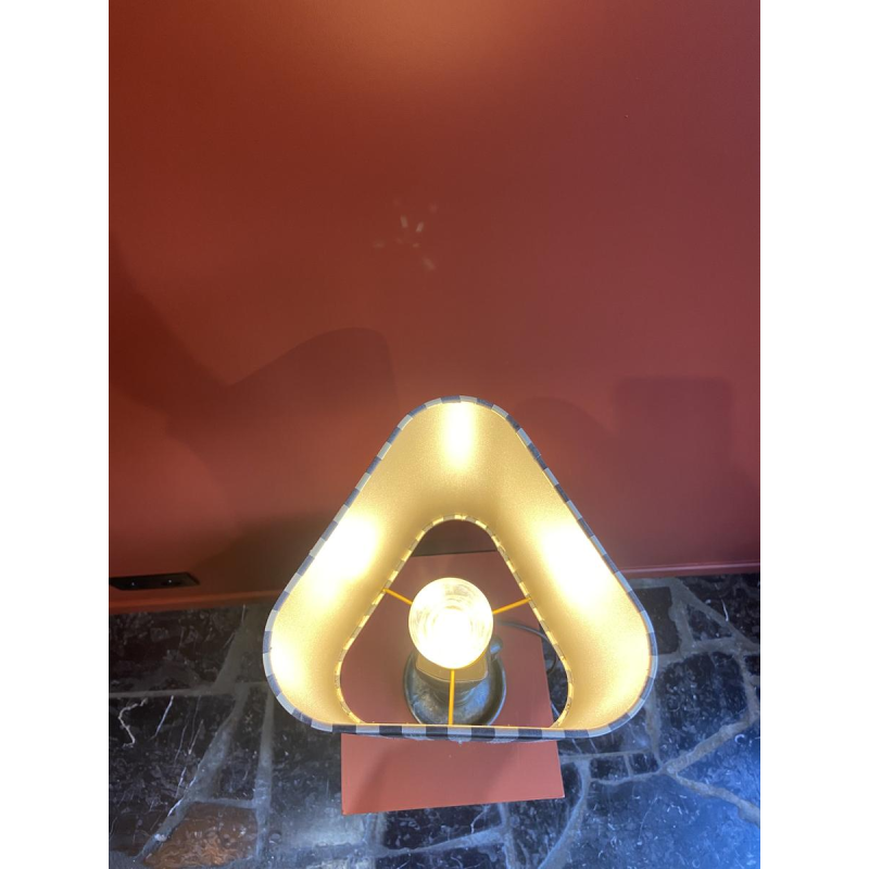 Lampe à poser en bronze, abat-jour en soie motifs carreaux blanc et noir