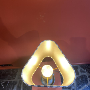 Bronzen tafellamp met een zwart-wit geblokte zijden lampenkap.