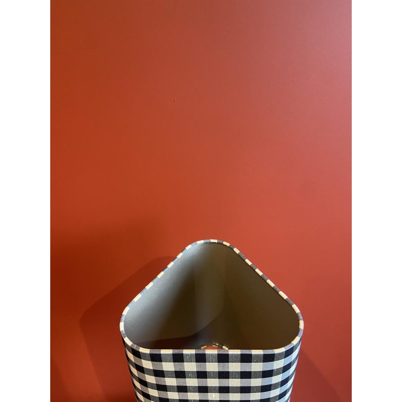Lampe à poser en bronze, abat-jour en soie motifs carreaux blanc et noir