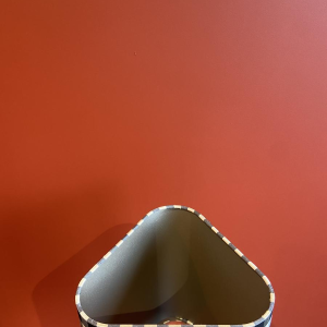 Lampe à poser en bronze, abat-jour en soie motifs carreaux blanc et noir