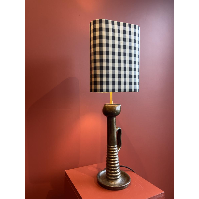 Bronzen tafellamp met een zwart-wit geblokte zijden lampenkap.