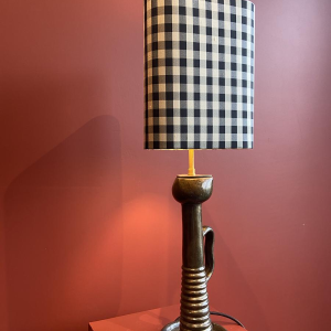 Lampe à poser en bronze, abat-jour en soie motifs carreaux blanc et noir