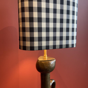 Lampe à poser en bronze, abat-jour en soie motifs carreaux blanc et noir