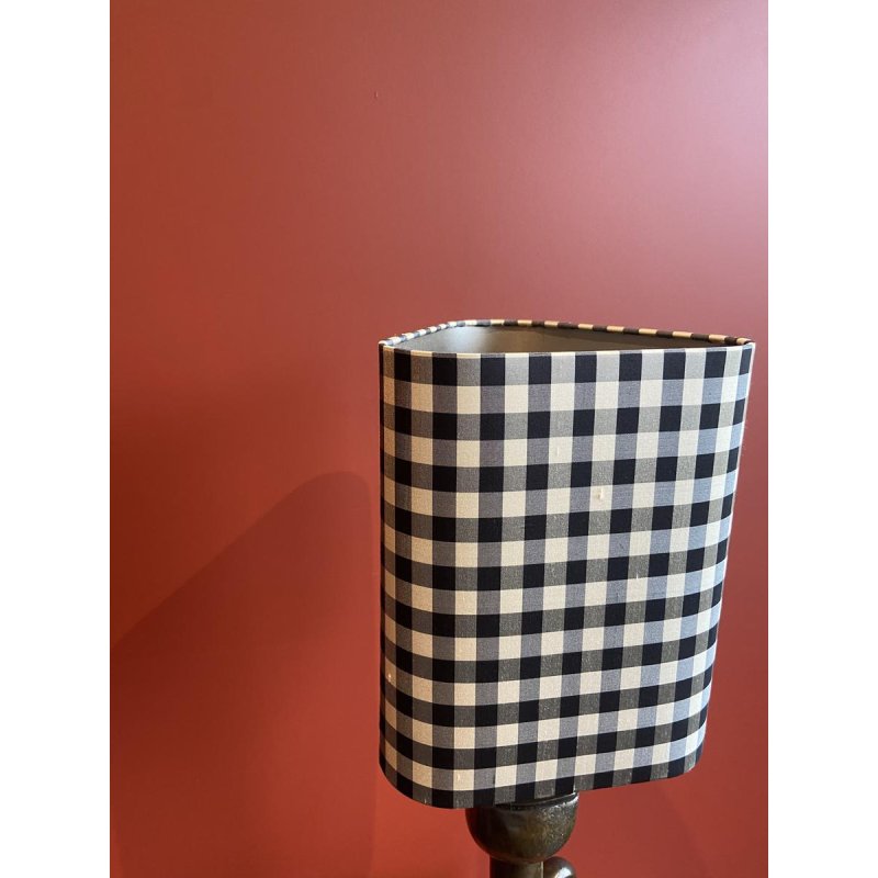 Bronzen tafellamp met een zwart-wit geblokte zijden lampenkap.
