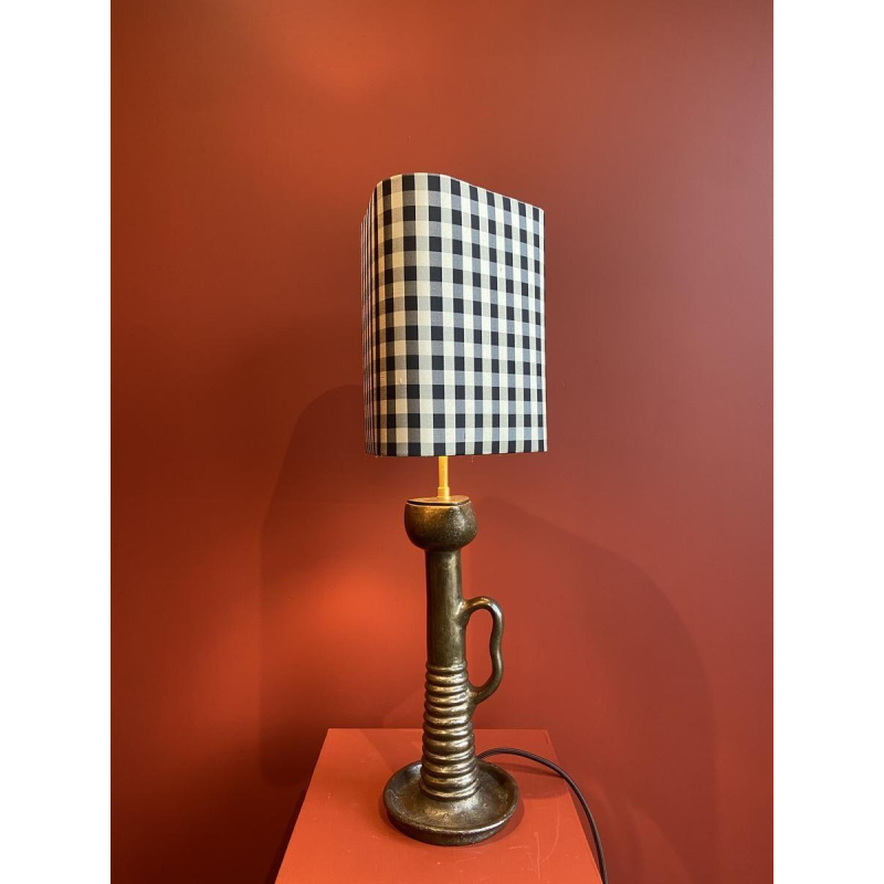 Bronzen tafellamp met een zwart-wit geblokte zijden lampenkap.