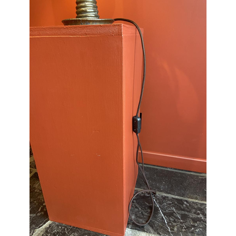 Bronzen tafellamp met een zwart-wit geblokte zijden lampenkap.