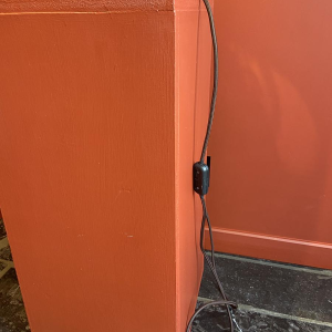 Lampe à poser en bronze, abat-jour en soie motifs carreaux blanc et noir