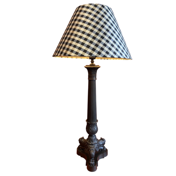 Lampe à poser en bronze de style Empire, piétement tripode, abat-jour en soie, motifs carreaux blanc-noir, XIXe s