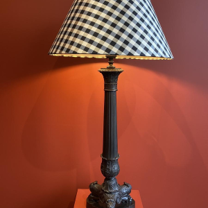 Lampe à poser en bronze de style Empire, piétement tripode, abat-jour en soie, motifs carreaux blanc-noir, XIXe s
