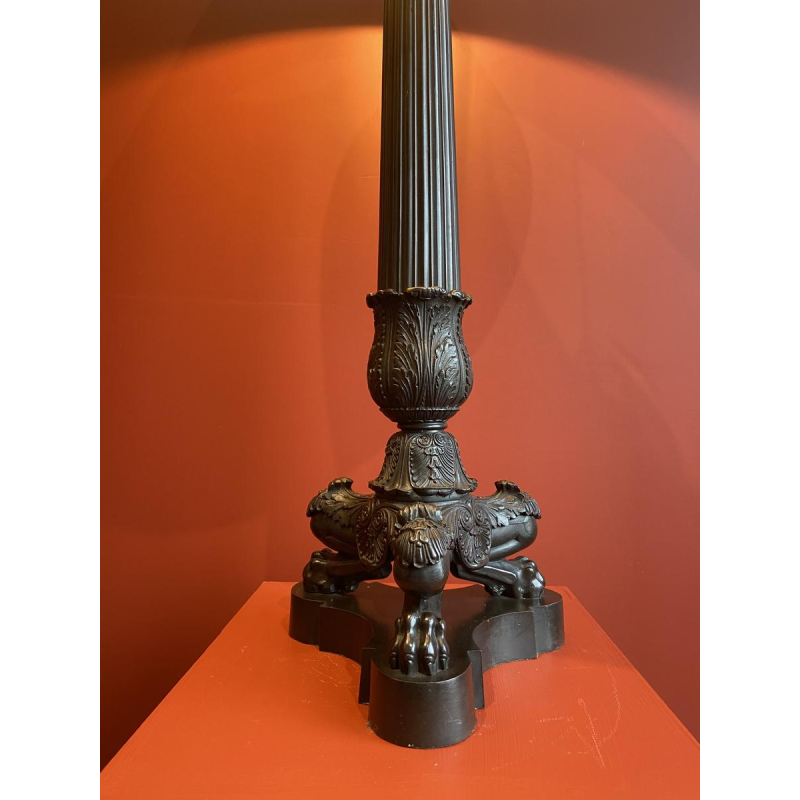 Bronzen tafellamp in Empirestijl, met driepootvoet, zijden lampenkap en zwart-wit geblokt patroon, 19e eeuw.