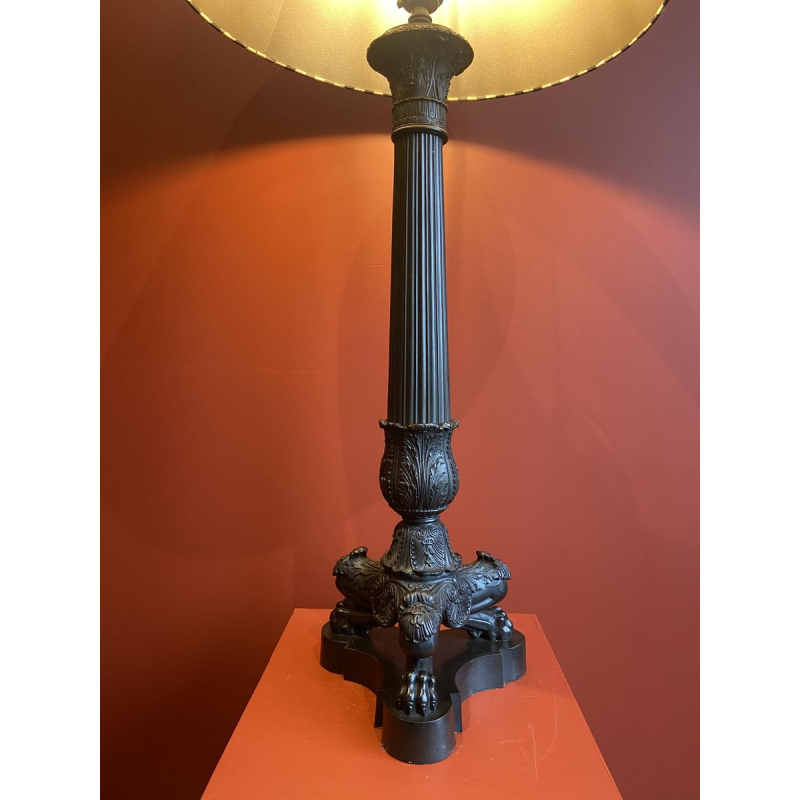 Bronzen tafellamp in Empirestijl, met driepootvoet, zijden lampenkap en zwart-wit geblokt patroon, 19e eeuw.
